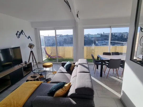 🏡 T3 meublé rénové - Vue panoramique • Gare à 5 min à pied • Piscine 