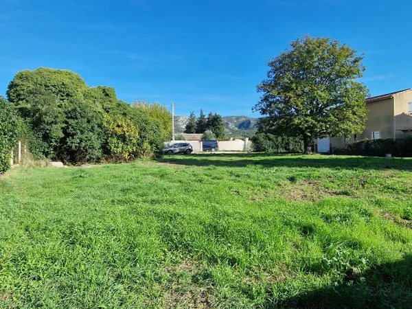 CHEVAL-BLANC (84460) : Terrain Constructible 1 269M2 