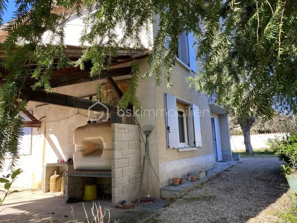 Maison Traditionnelle 4/5 Chambres avec Grand Garage et Terrain de 1 923 m² 