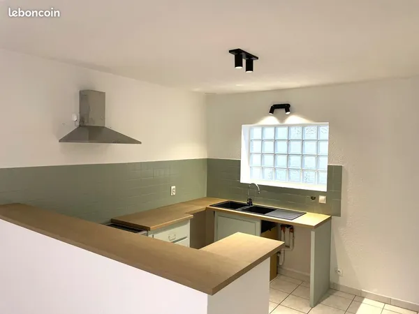 T3 de 72 m2 entièrement rénové + grand garage fermé et sécurisé + cave Location longue durée 
