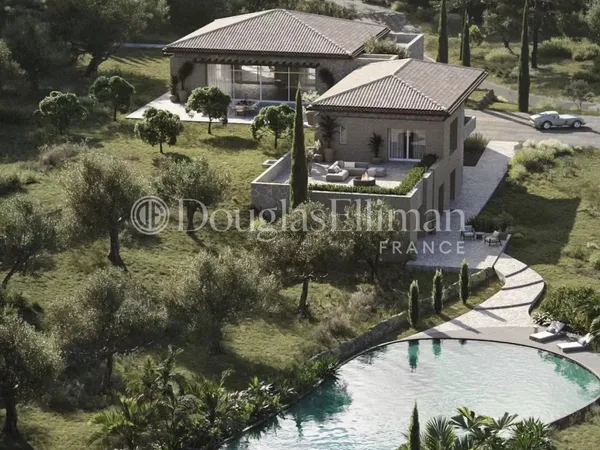 VALBONNE : Splendide Villa Contemporaine Neuve a pied du village 