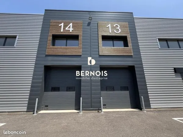 Local commercial 607 m² 