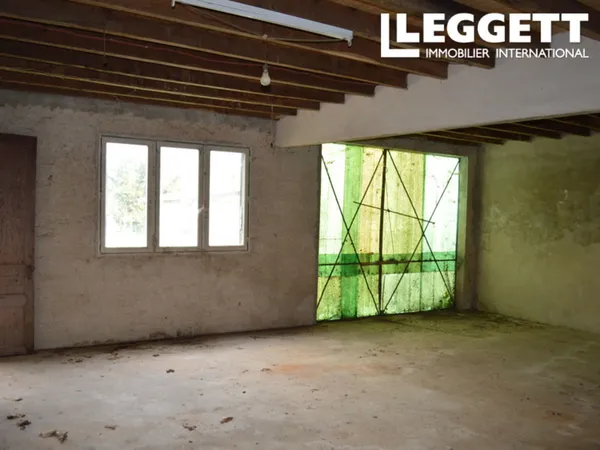 Ensemble immobilier à restaurer composé de trois maisons d'habitation avec dépendances. Jardin 