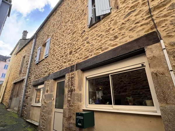 Maison entièrement rénovée au coeur de Rieupeyroux. 
