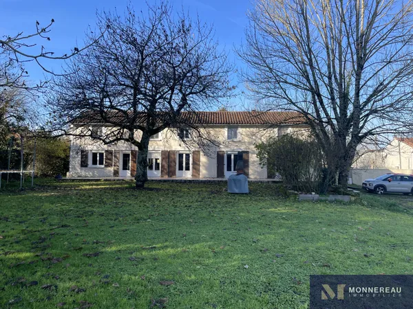 GRANDE MAISON AVEC JARDIN PROCHE BARBEZIEUX 