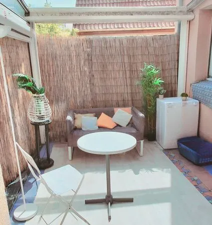 En collocation - Rez de jardin - Chambre meublée à louer 21 m² avec accès privé, VERANDA, 