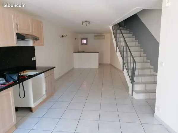 Maison de village avec balcon et grand garage 