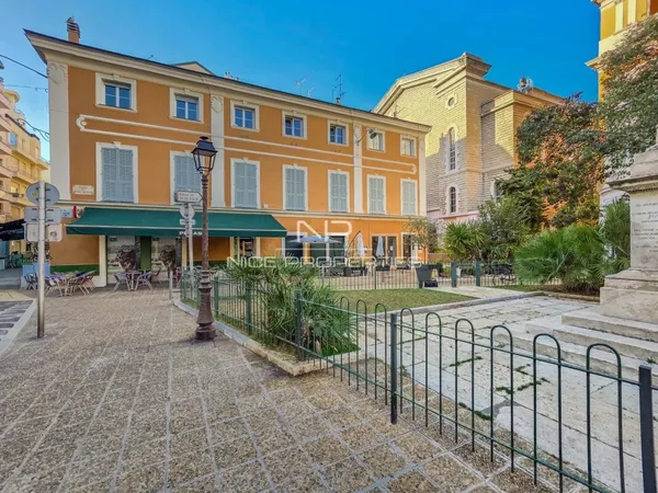 Nice Carré d'or, grand et superbe F1 avec mezzanine à 100 mètres de la mer 