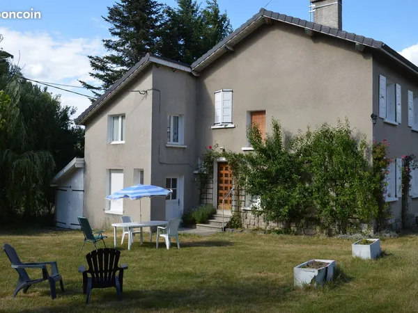 🏡 Rare au Chambon-sur-Lignon : maison avec grand terrain plat et près de 200 m² de 