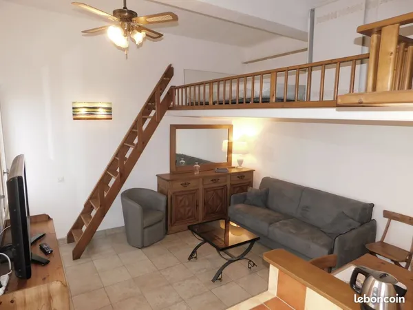 Bel appartement type F1 avec chambre en mezzanine + parking privé. Calme, proche commerces et 