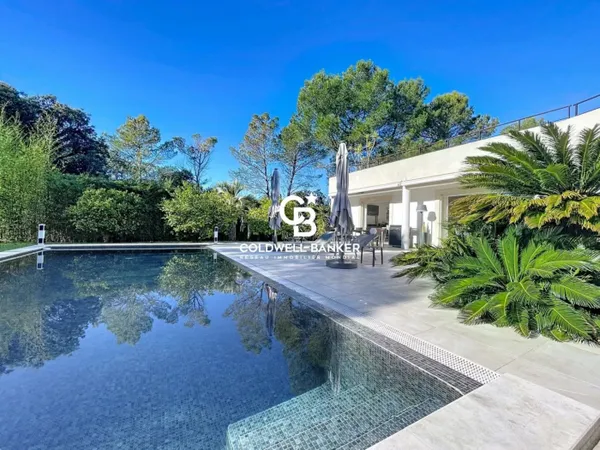 VILLA CONTEMPORAINE AVEC PISCINE EN BORDURE DU MASSIF DE L'ESTER 