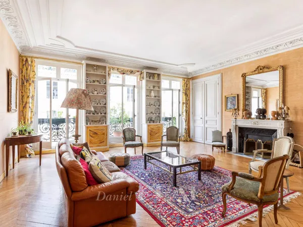 Paris VIIIe - Rue du Général Foy - 3ème étage - 263 m² 