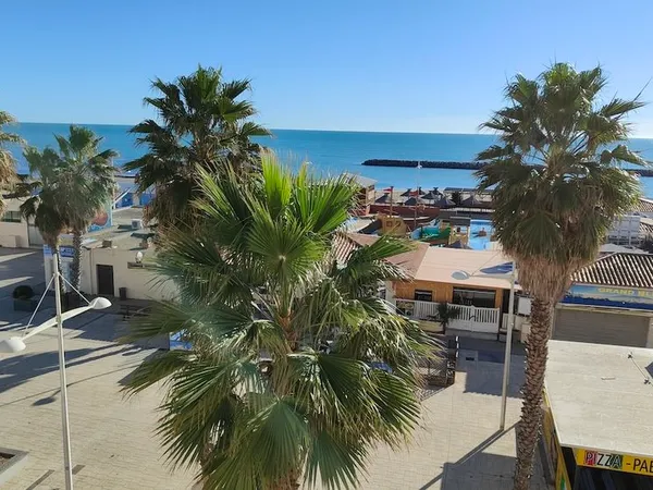 LE CAP D'AGDE: STUDIO avec vue mer, grande loggia, ascenseur. vendu meublé. 