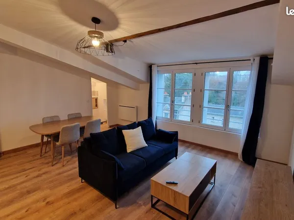 Appartement meublé 710 charges comprises 