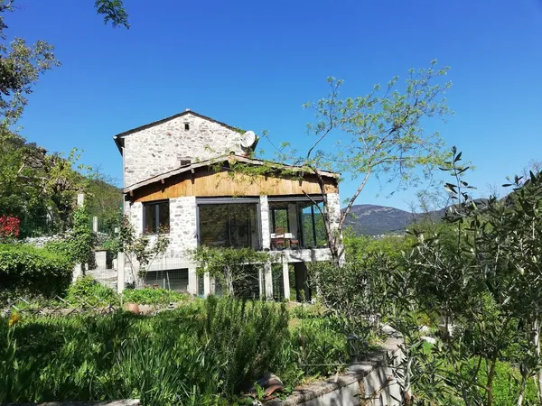 Maison autonome, 5 pièces +cave voûtée, abris voiture, park 