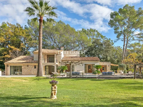 A louer, Cote d'Azur Mougins, villa moderne, 5 chambres doubles, piscine, grand jardin 