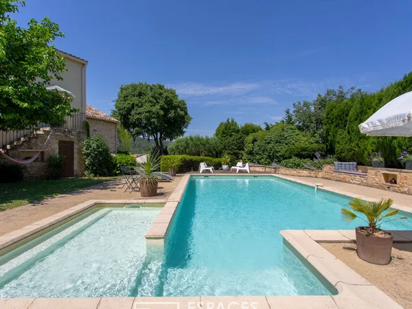 Superbe vue pour ce mas rénové avec piscine 