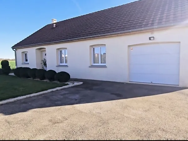 Maison plain pied de 2012 avec 3 chambres et garage 10min CH 
