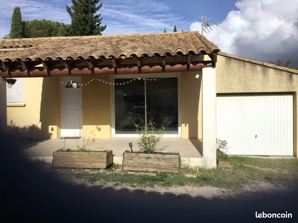 Maison dans quartier résidentiel 