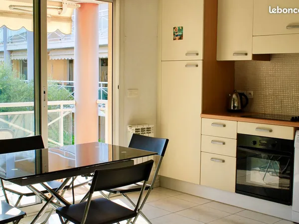 Petit T2 idéalement situé ANTIBES, terrasse et parking, très calme 