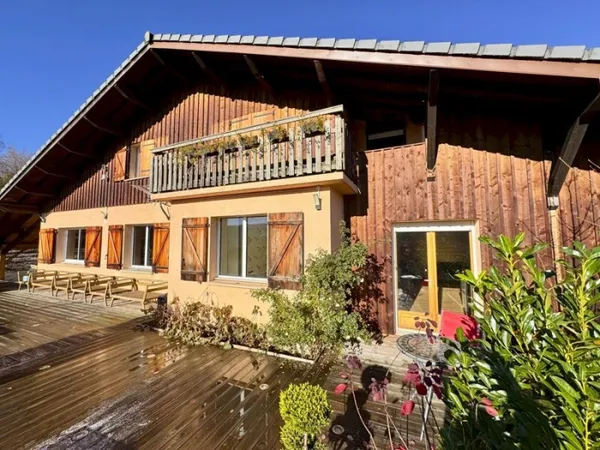 Belle maison plein sud avec vue dominante dans cadre d'exception 