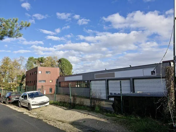 Local d'activité 2830 m² 