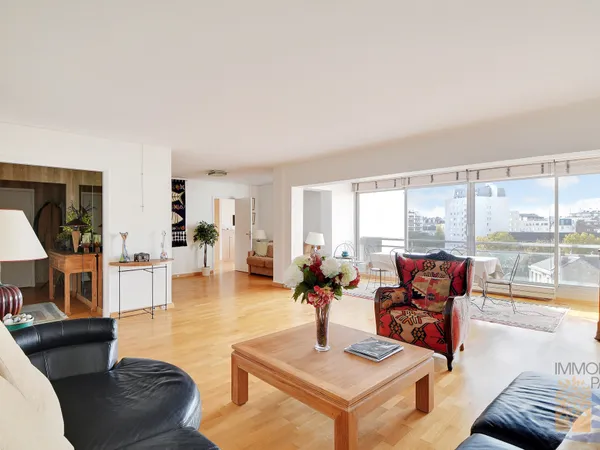 Cambronne Appartement familial en étage élevé 