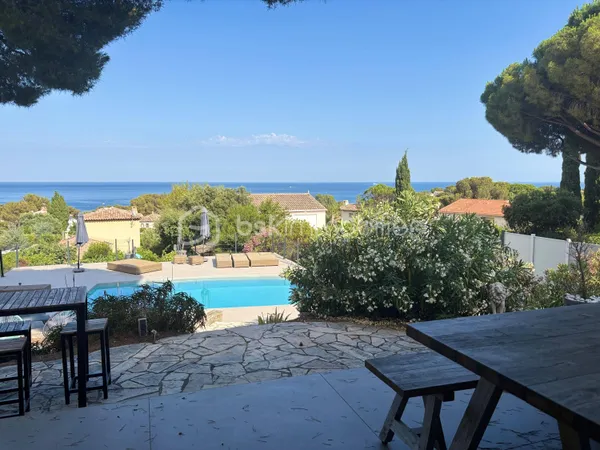 Maison contemporaine de 210,92m² à Roquebrune-Sur-Argens 