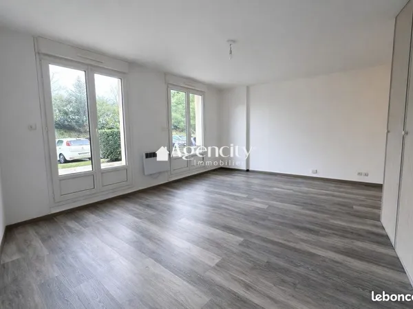 Studio 1 pièce 28 m² 