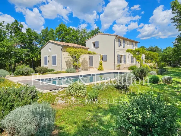 Luberon, bastide provençale avec studio indépendant, piscine san un environnement de campagne 