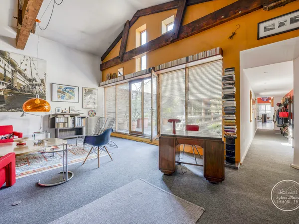 À vendre très beau LOFT à Bordeaux coeur des Chartrons Vaste pièce de vie 4 chambres bureau 