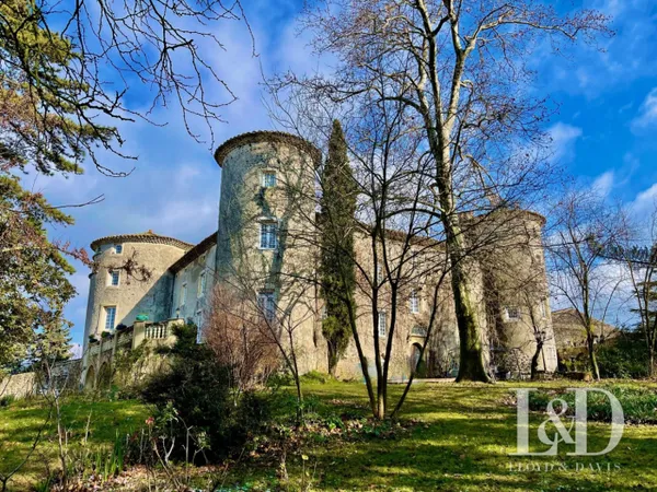 Château fort avec chambres d'hôtes, gîtes et salle de récept 
