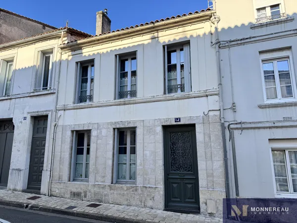MAISON DE VILLE AVEC JARDIN 
