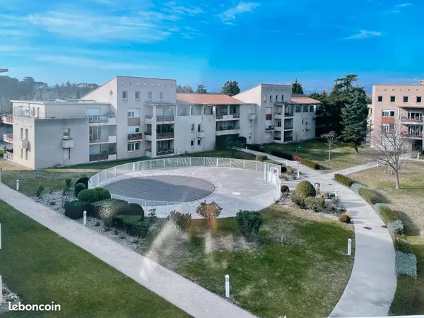 Joli T2 meublé, 46 m2 rénové, contemporain, climatisé, Terrasse, Parking, Piscine 