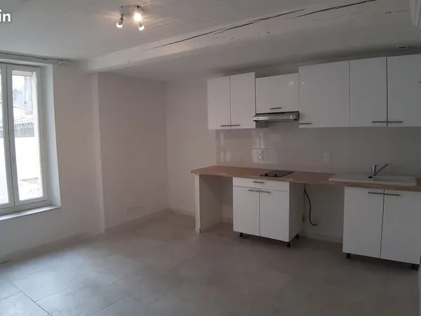 P2 duplex ensoleillé, petite terrasse, idéal pour personne seule 