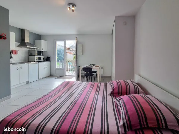 Studio type maisonnette avec terrasse + parking à 50m du tram B 
