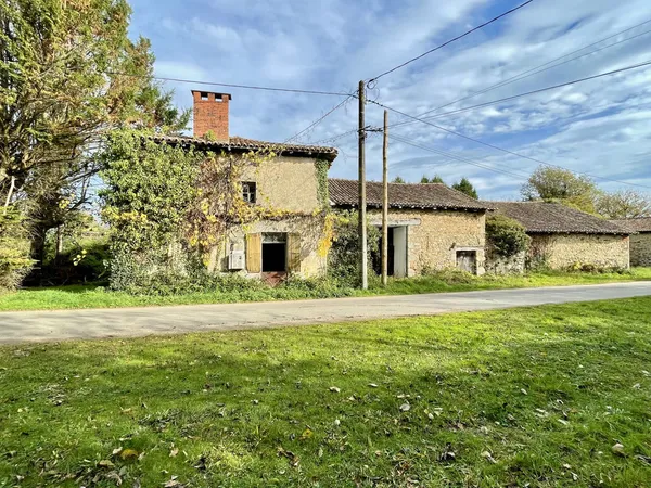 DANS UN HAMEAU, 2 MAISONS DE CAMPAGNE À RÉNOVER AVEC GRANGES, JARDIN ATTENANT ET SÉPARÉ SUR 1HA 
