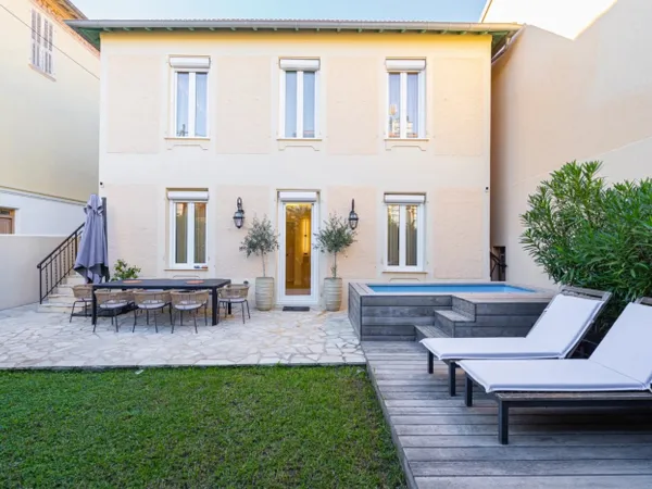 Maison de ville rénovée avec charme et élégance 