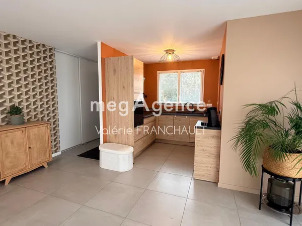 Luçon, plain-pied domotique récent de 83M2 sur terrain clos et arboré. 