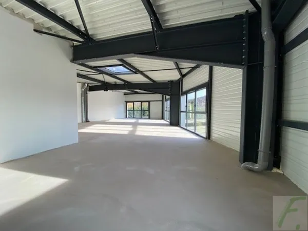 Local d'activité 126 m² 