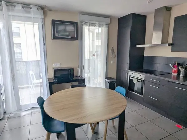 Appartement récent T3 68m2 1er etage avec balcon et parc résidence privée - Grenoble Chatelet 