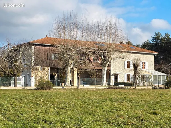 Propriété 5 pièces 220 m² 
