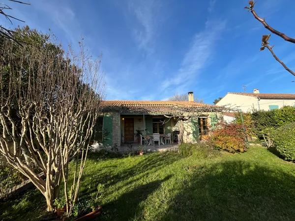 Maison de plein pied de 113 m3 avec sous sol et garage sur une parcelle de 577 m2 de terrain 