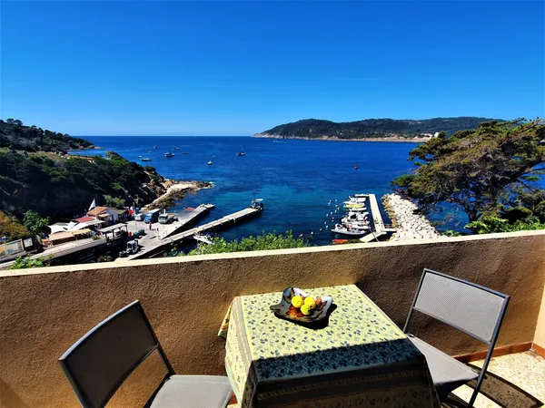 VILLA SUR LE PORT DE L'ILE DU LEVANT 