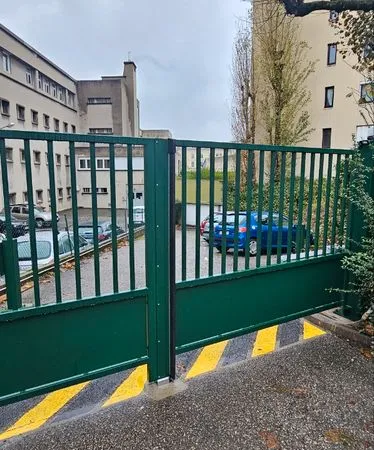 Grand garage sécurisé m2 rue Emile Littré 