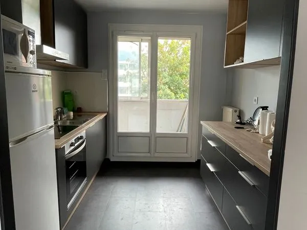 Appartement T4 à louer à Fontaine, 700 charges en sus 