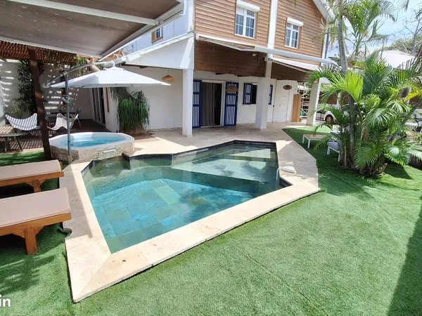 Villa Meublée Type F4 , à Trois Bassins Littoral, à 25m de la plage 