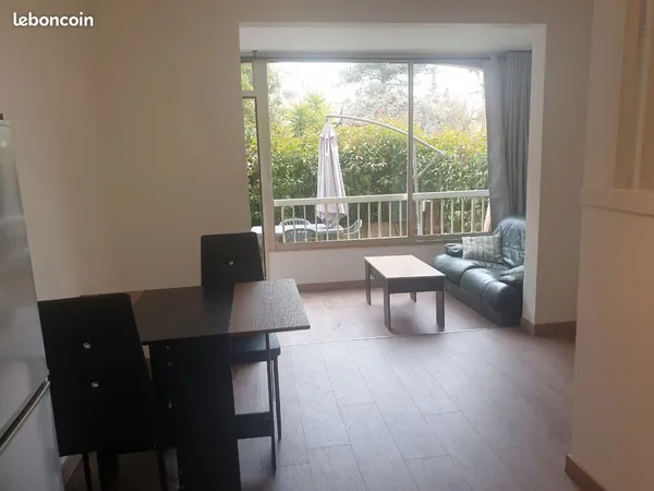 Appartement 2 pièces Fréjus limite st Raphaël parking privé climatisation 
