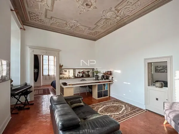 Vieux Nice, à 100 mètres de la mer, atypique appartement 5/6 pièces plein de charme 