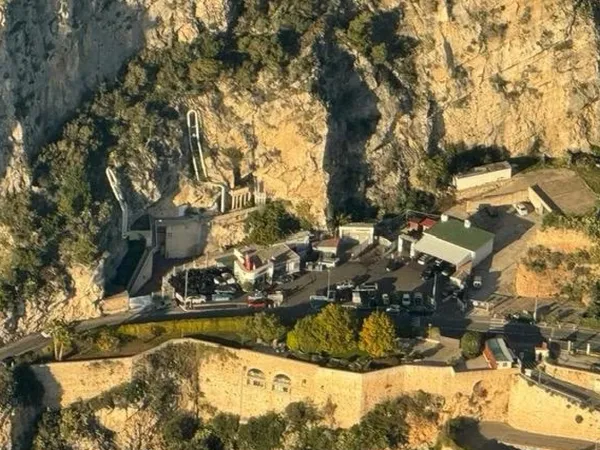 Terrain constructible à usage commercial ou industriel 